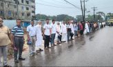 সড়কের কাজ শেষ না হতেই সরকারি জায়গা দখলের অভিযোগ, প্রতিবাদে মানববন্ধন