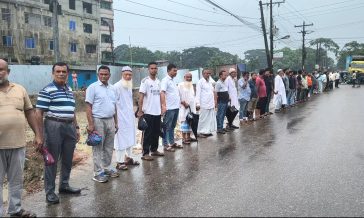 সড়কের কাজ শেষ না হতেই সরকারি জায়গা দখলের অভিযোগ, প্রতিবাদে মানববন্ধন