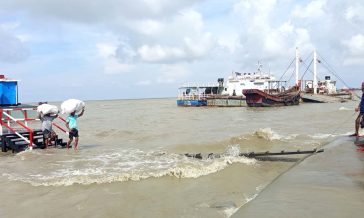হাতিয়ায় ৩ নম্বর সতর্কসংকেত  নৌযান চলাচল বন্ধ