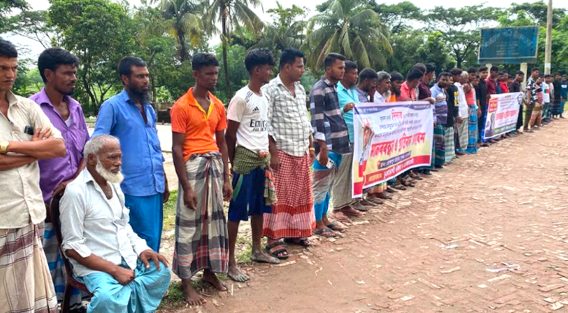 সুবর্ণচরে দখল-ভাঙচুর ও লুটপাটের অভিযোগে যুবদল নেতার বিরুদ্ধে মানববন্ধন