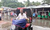 টানা বর্ষণে দুর্বিষহ দিন কাটছে খেটে খাওয়া মানুষের