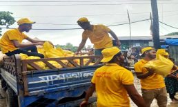 বনার্তদের মাঝে বৃহত্তর নোয়াখালী কল্যাণ সমিতির ত্রান বিতরণ
