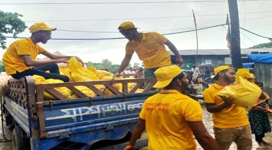বনার্তদের মাঝে বৃহত্তর নোয়াখালী কল্যাণ সমিতির ত্রান বিতরণ