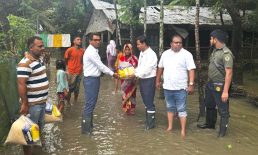 বাড়ি বাড়ি গিয়ে পানিবন্দি পরিবারকে খাবার পৌঁছে দিলেন ইউএনও