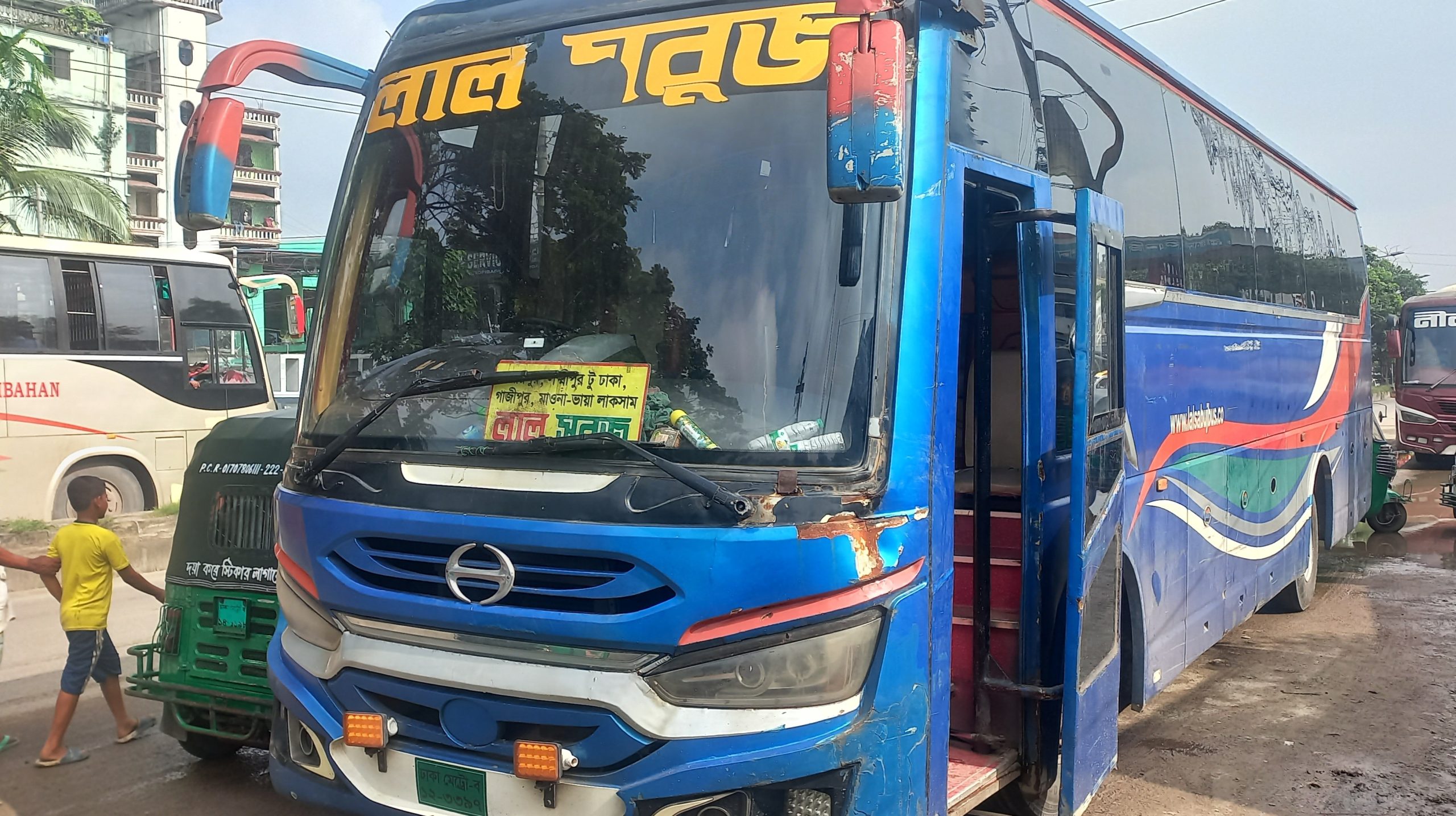 নোয়াখালী রুটে যাত্রী দুর্ভোগের পরিবহন লালসবুজ
