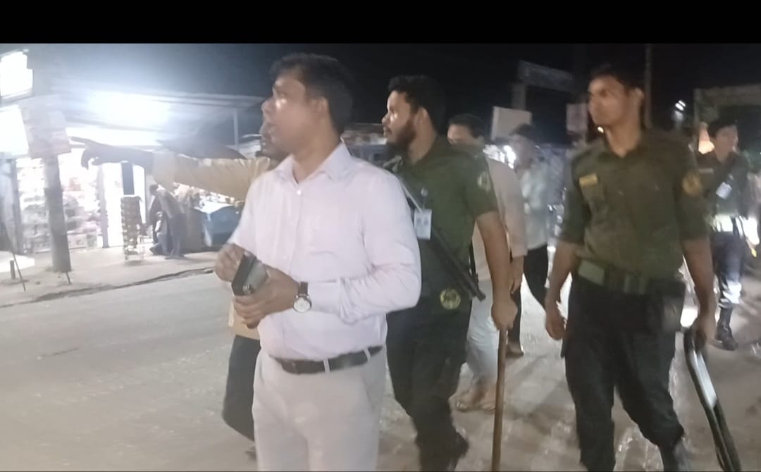 রাত ৮টার আগেই দোকান বন্ধ, সোনাইমুড়ীতে প্রশাসনের অভিযান