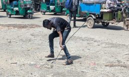সোনাপুর জিরো পয়েন্টে সড়কের ঢালাই সরে বেরিয়ে এসেছে রড, বাড়ছে দুর্ঘটনার শঙ্কা
