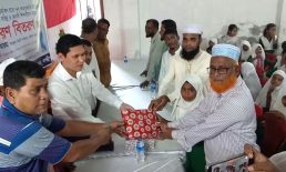 লক্ষ্মীপুরে মেধাবী শিক্ষার্থীরদের মাঝে শিক্ষা উপকরণ বিতরণ