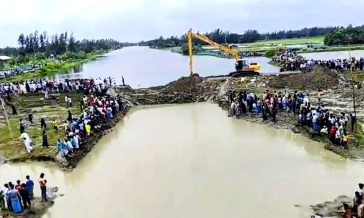 কবিরহাটে জলবদ্ধতা নিরসনে রিক্সাওয়ালার দোকানের বাঁধ অপসারণ
