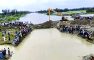 কবিরহাটে জলবদ্ধতা নিরসনে রিক্সাওয়ালার দোকানের বাঁধ অপসারণ