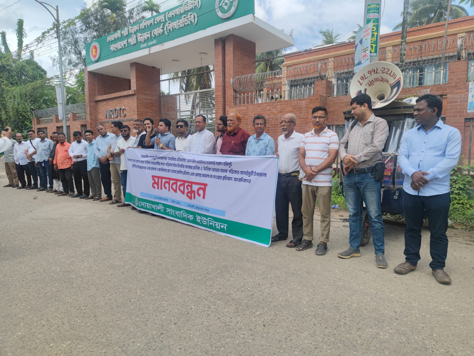 সাংবাদিকদের ওপর হামলার ঘটনায় সোনাইমুড়ী থানার ওসির বিরুদ্ধে মামলা না নেওয়া অভিযোগ