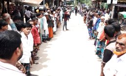 বাংলাবাজারে নিরব হত্যার বিচার ও ফাঁসির দাবিতে বাবা-মায়ের মানববন্ধন