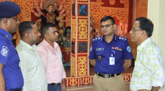 দুর্গাপূজার নিরাপত্তায় জেলার চার পূজামণ্ডপ পরিদর্শন করলেন পুলিশ সুপার