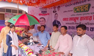 চাটখিলে শিক্ষার্থী ও অভিভাবকদের মাঝে মেয়র প্রার্থী মাসুদ রানা’র ছাতা বিতরণ