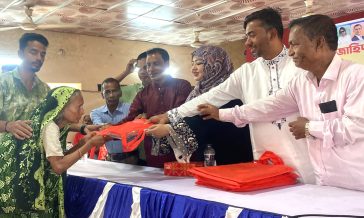 দুর্গাপূজা উপলক্ষে রাজনের উদ্যোগে সনাতন ধর্মাবলম্বীদের উপহার বিতরণ