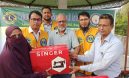 মাইজদীতে অসহায় নারীদের মাঝে লায়ন্স ক্লাবের সেলাই মেশিন বিতরণ