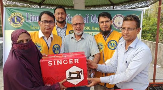 মাইজদীতে অসহায় নারীদের মাঝে লায়ন্স ক্লাবের সেলাই মেশিন বিতরণ