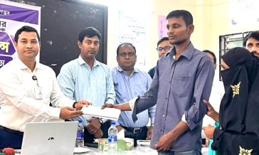 ভুল চিকিৎসায় হারাতে বসেছেন চোখের দৃষ্টিশক্তি, ৫ দিনের বেতন দিলেন কর্মকর্তারা